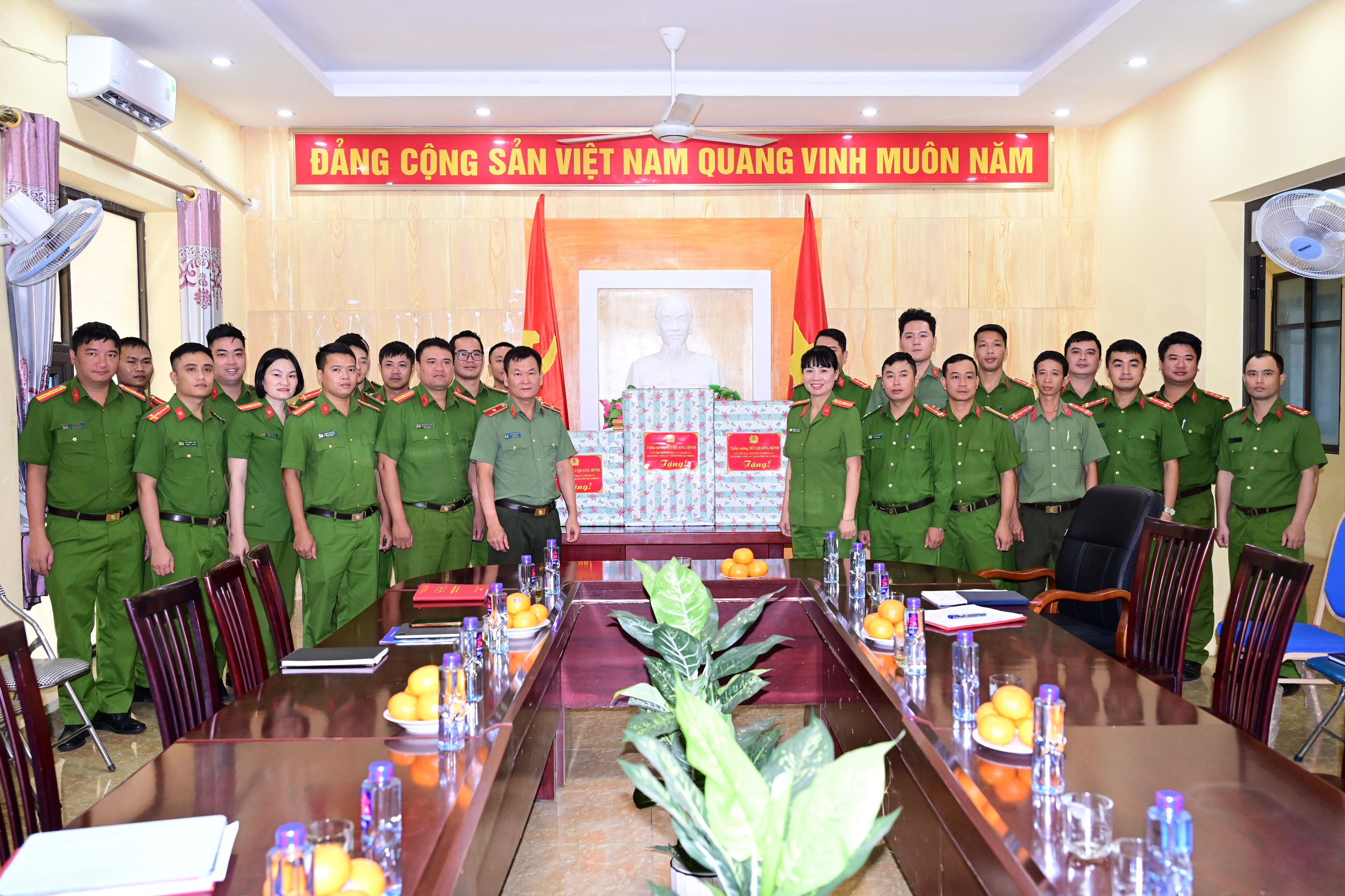 Thiếu tướng Bùi Quang Bình-Giám đốc CATP thăm, tặng quà, làm việc với Công an xã Nghi Dương và Công an phường Hưng Đạo